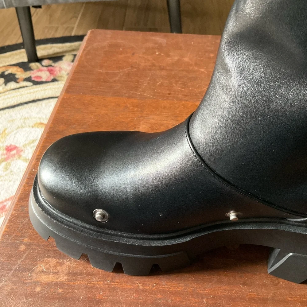 Amazon Essentials Black slouching boots. Metallic Accents - Picture 6 of 14